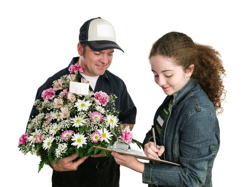 man bezorgt bloemen die online besteld zijn
