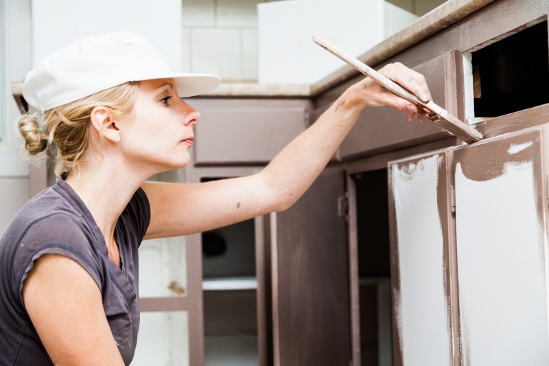 vrouw is bezig met schilderen keuken