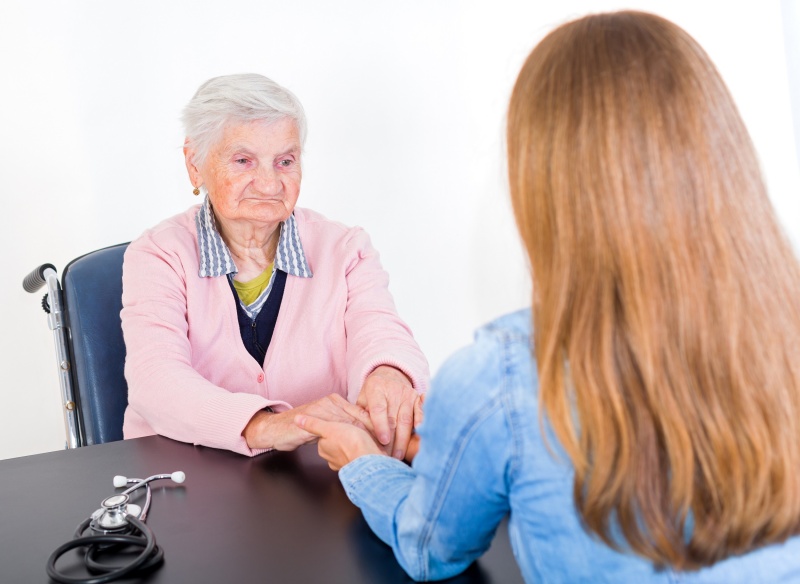 oude vrouw met alzheimer