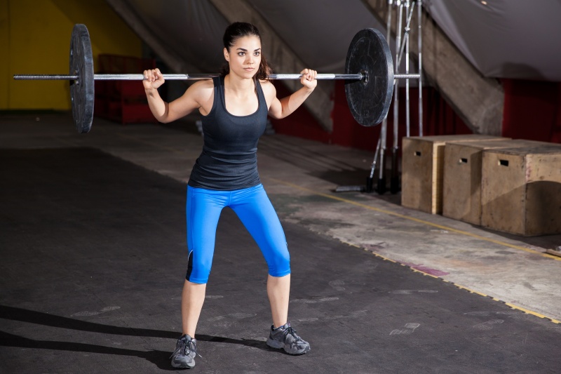 jonge dame bezig met squats oefeningen