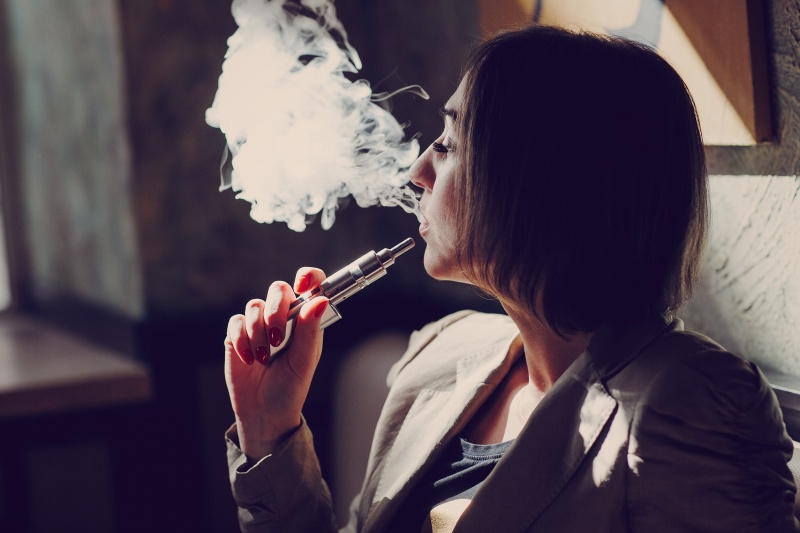 vrouw rookt e-sigaret