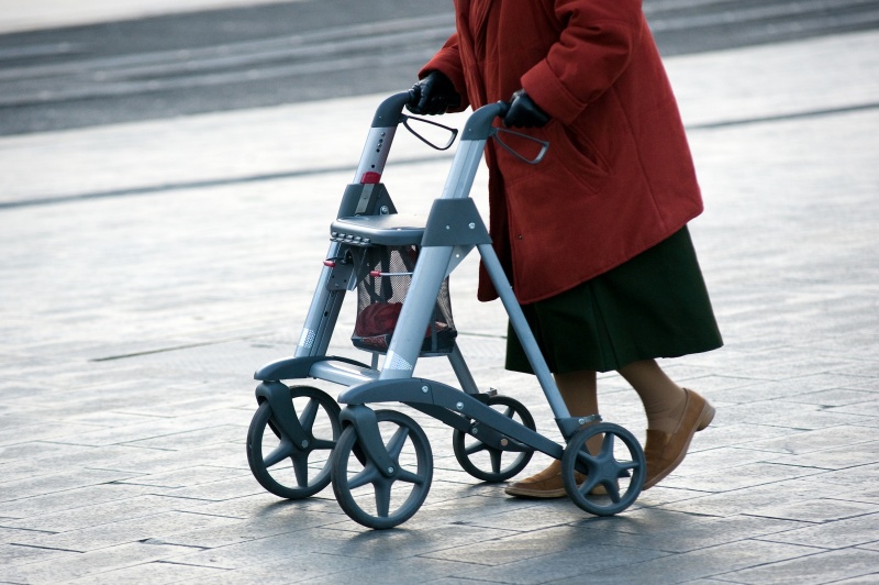 oude vrouw met rollator