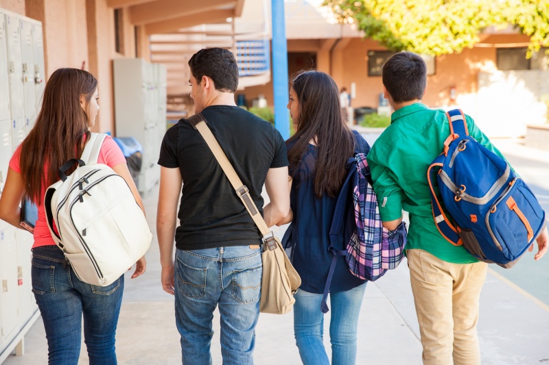 kinderen naar de middelbare school      