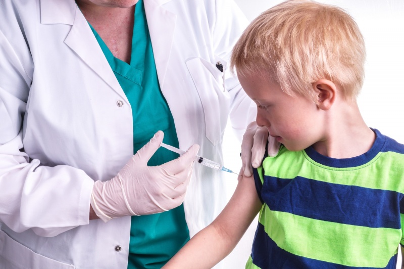 kind krijgt DTP-vaccinatie