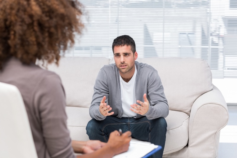 therapeut in gesprek met cliënt 