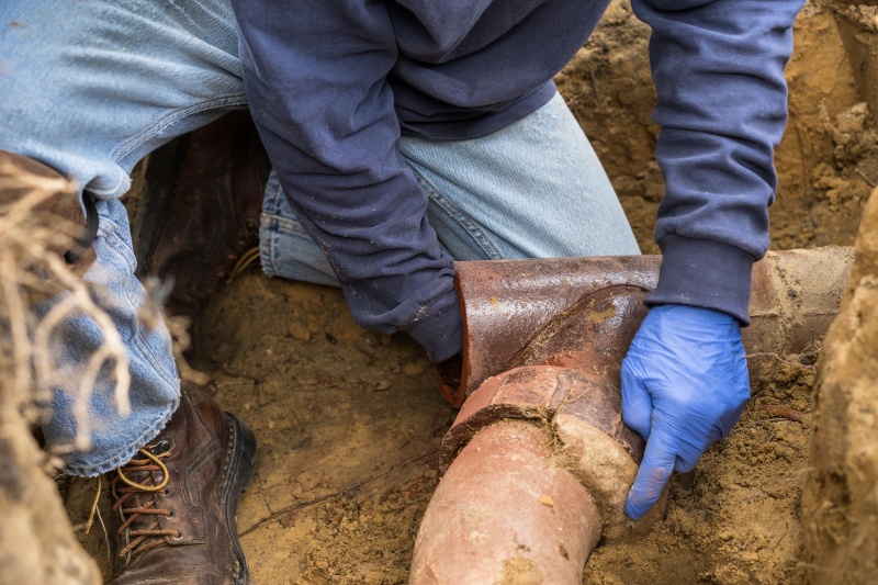 loodgieter aan het werk met verstopt riool