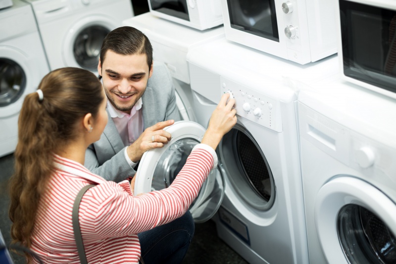 vrouw is wasmachine aan het kopen