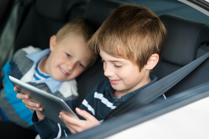 kinderen aan het spelen in de auto