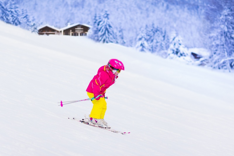 meisje aan het skiën 