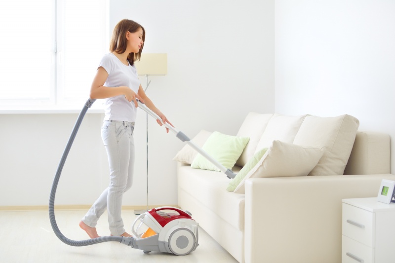 jonge dame aan het schoonmaken