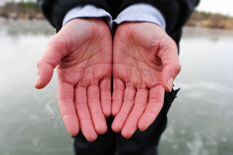 gekleurde vingers door ziekte van Raynaud