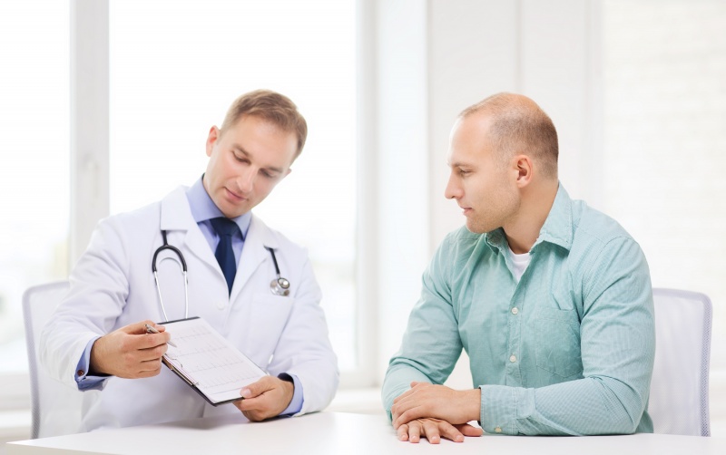 man in gesprek bij de dokter