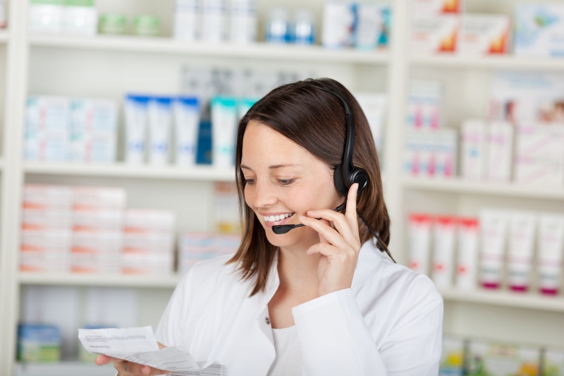 vrouw aan het bellen in apotheek