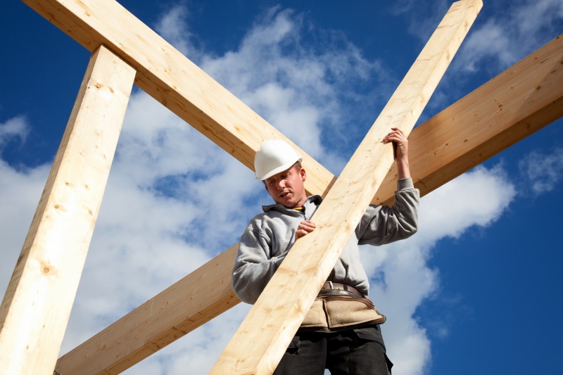 timmerman bezig met dakwerk