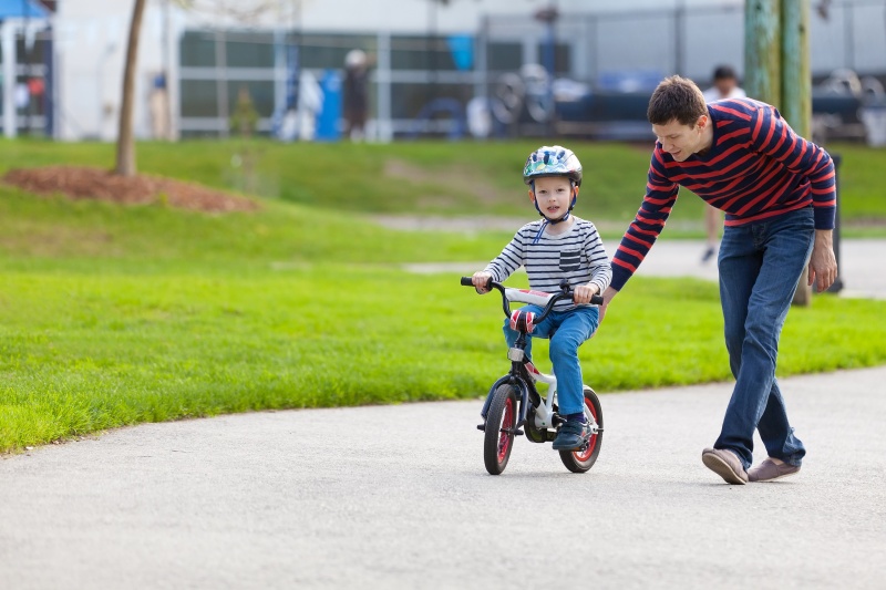 kind met nieuwe fiets