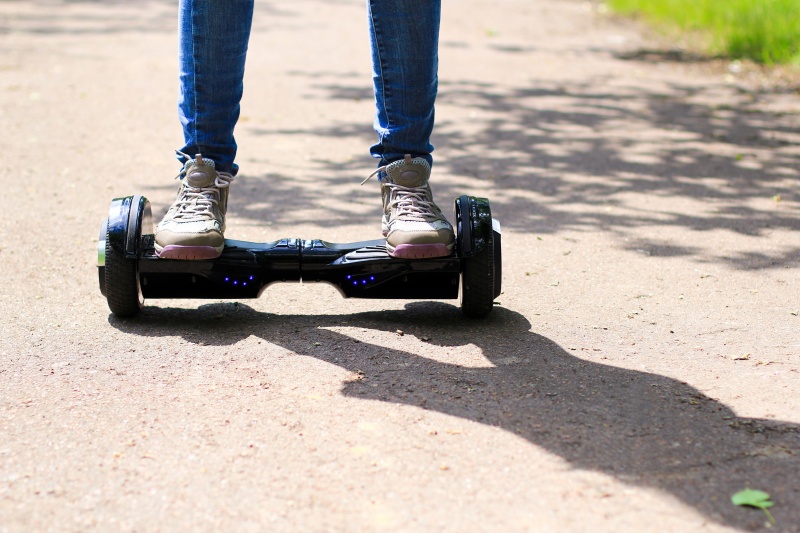 Jongen op hoverboard