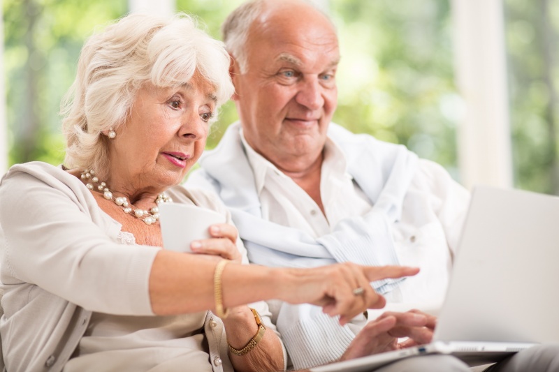 ouderen bezig op de computer