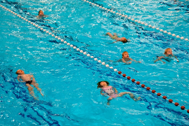 kinderen bezig voor zwemdiploma