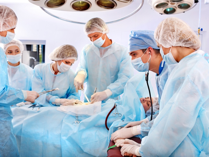 chirurgen opereren