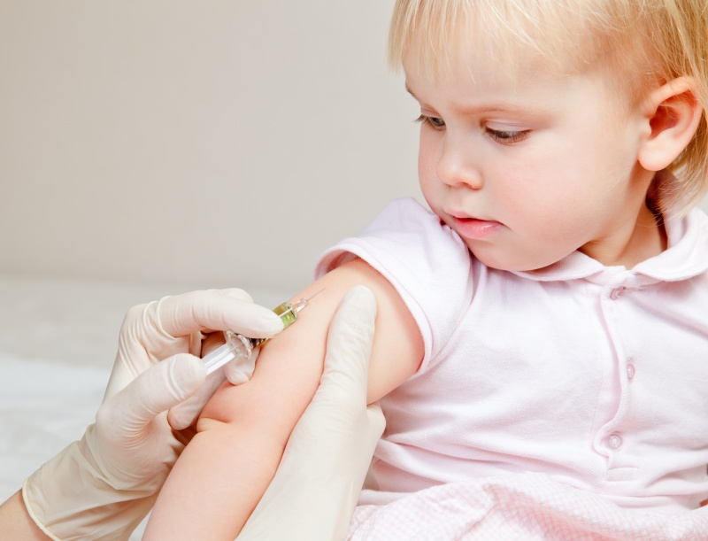 kind krijgt vaccinatie