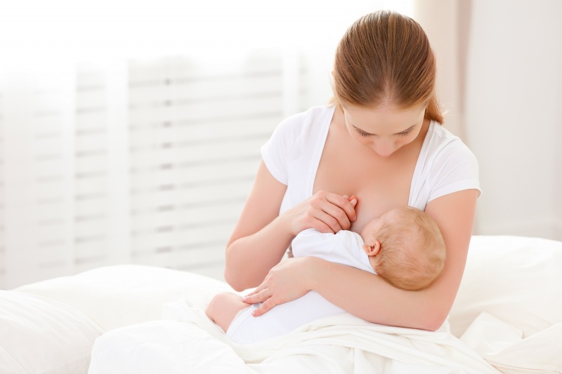 moeder geeft borstvoeding baby