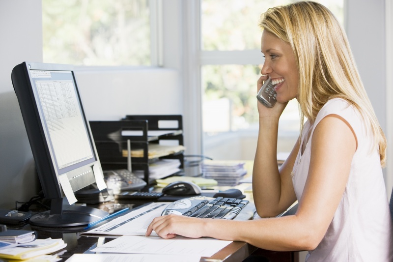 vrouw aan het bellen op thuiswerkplek