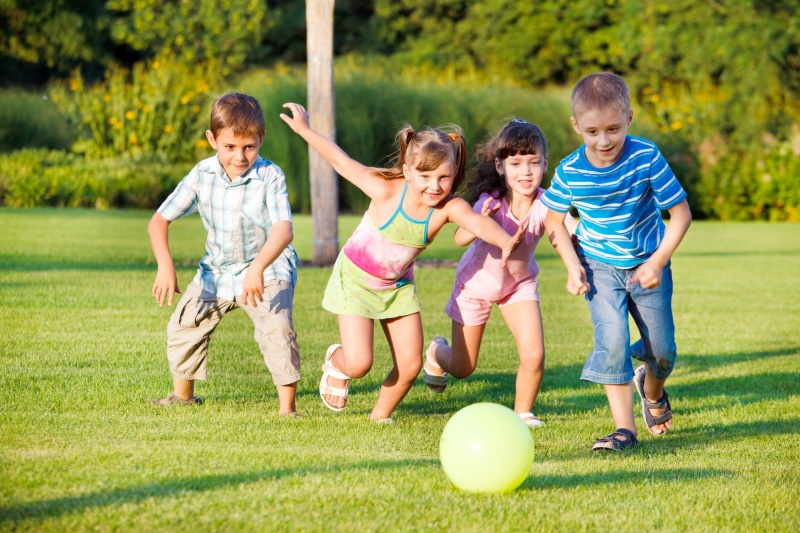 Je kinderen vermaken met het zonnige weer