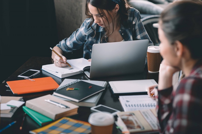 4 manieren om als student bij te blijven verdienen