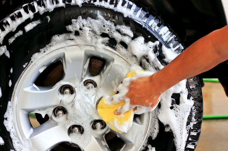 Autoshampoo en autoklei tegen hardnekkig vuil op je lak