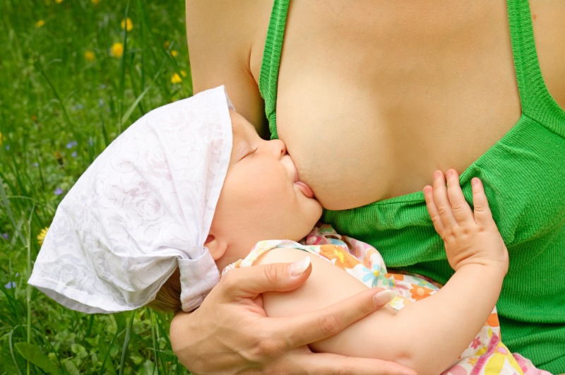 vrouw geeft borstvoeding aan baby