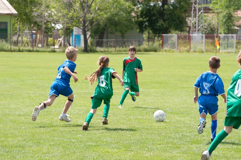 Kinderen spelen voetbal