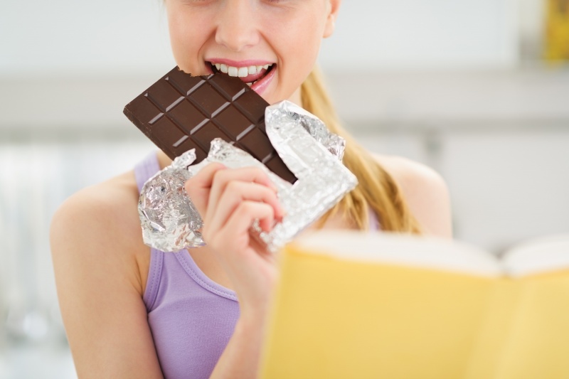 Vrouw eetbui aan de chocolade