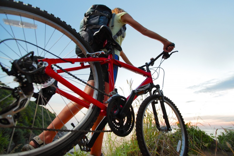 Fietsverzekering man met fiets