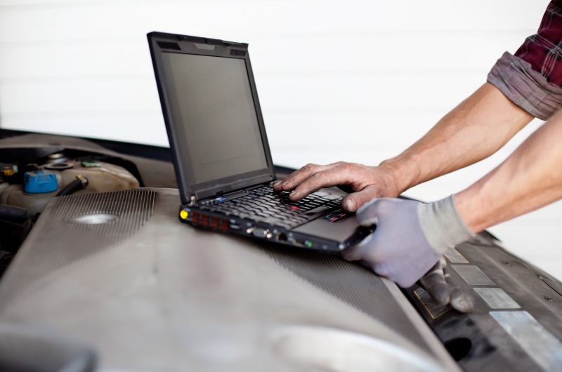 Chiptuning in garage met laptop