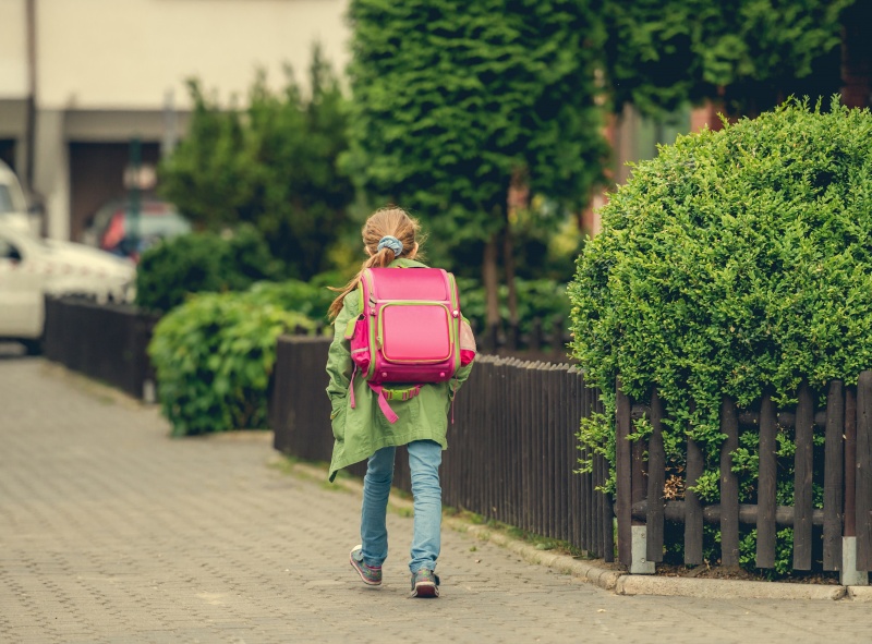 meisje met schooltas