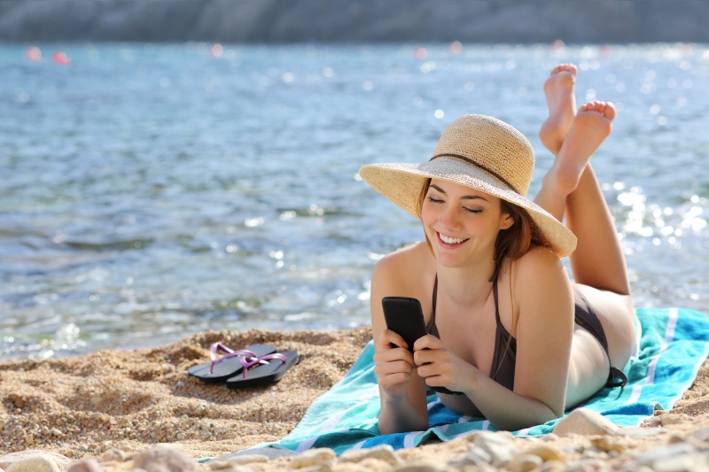 internetten op het strand