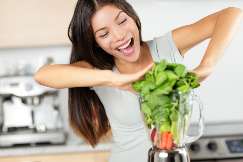 vrouw met blender maakt smoothie