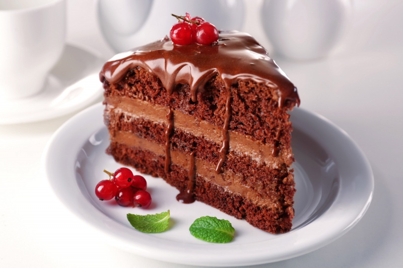 Heerlijke chocolade taart op plaat op tafel