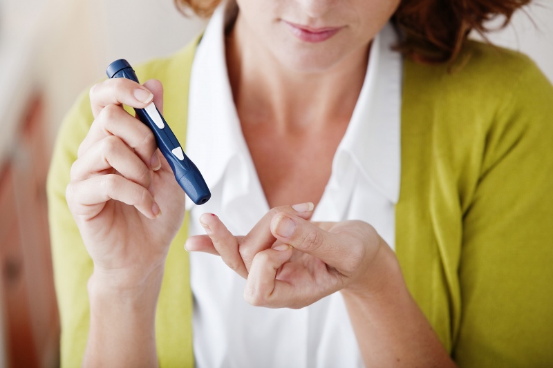 diabetes vrouw prikt bloed