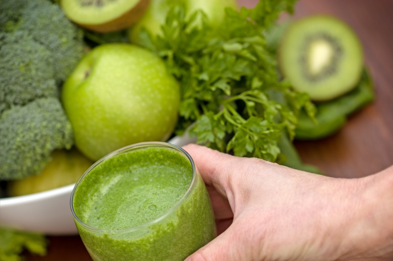 groene smoothie in de hand