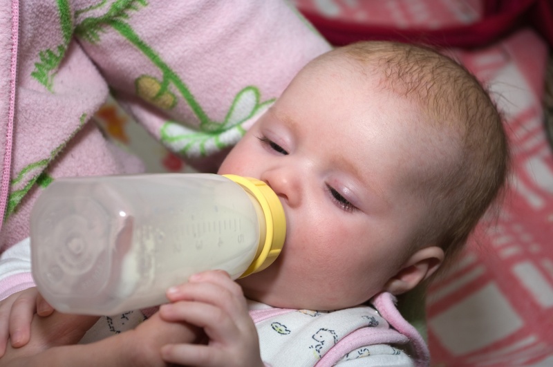 moedermelk uit fles geven