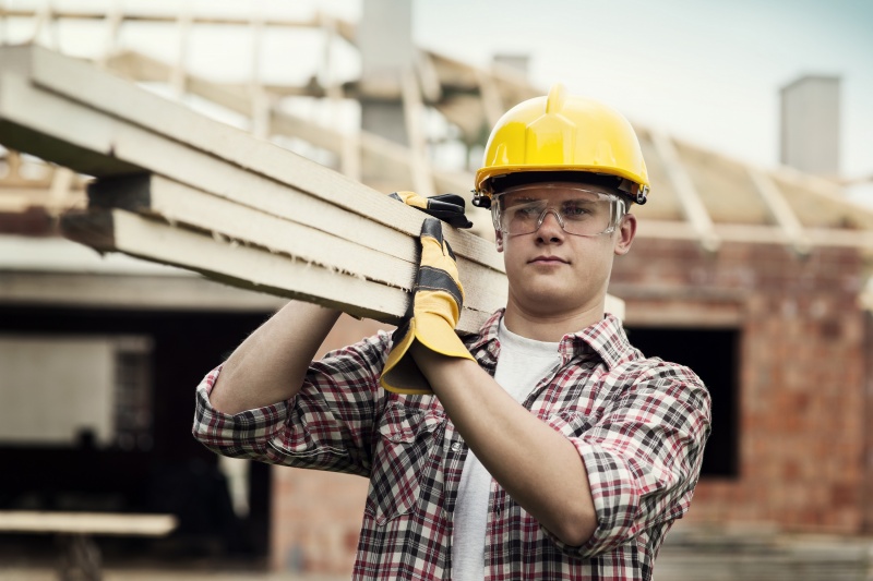 man aan het werk in de bouw