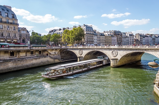 Seine rondvaar door parijs